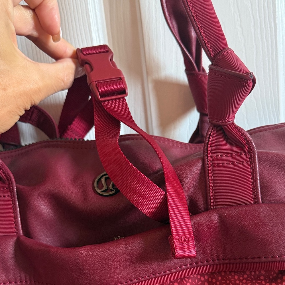 🍋 Lululemon: Elegant Burgundy Tote Bag - Picture 4 of 16